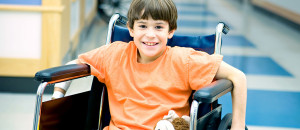 Jeune garçon en fauteuil roulant